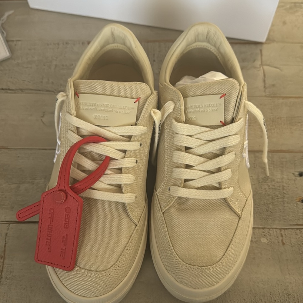 Off-White - Picture 8 of 9